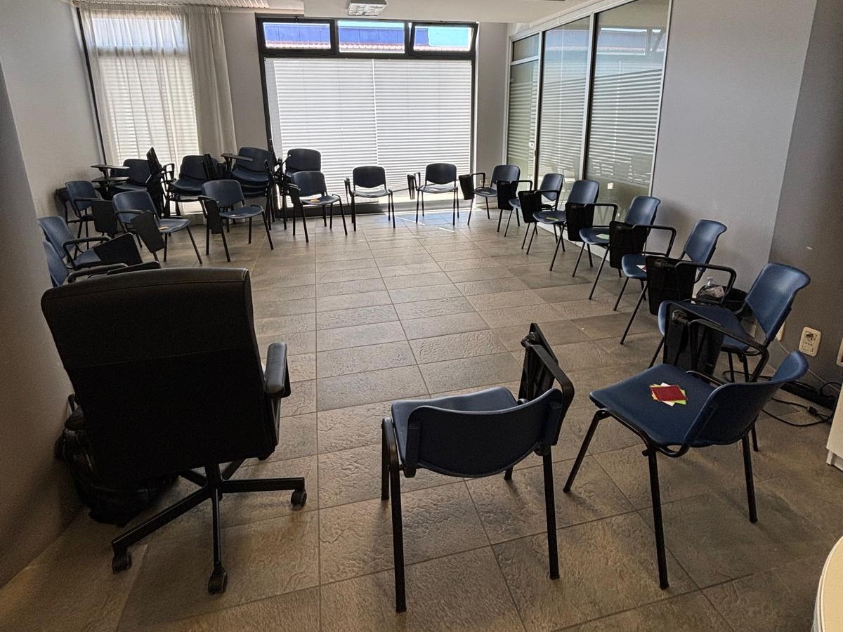 Sala con sedie in cerchio per attività di gruppo